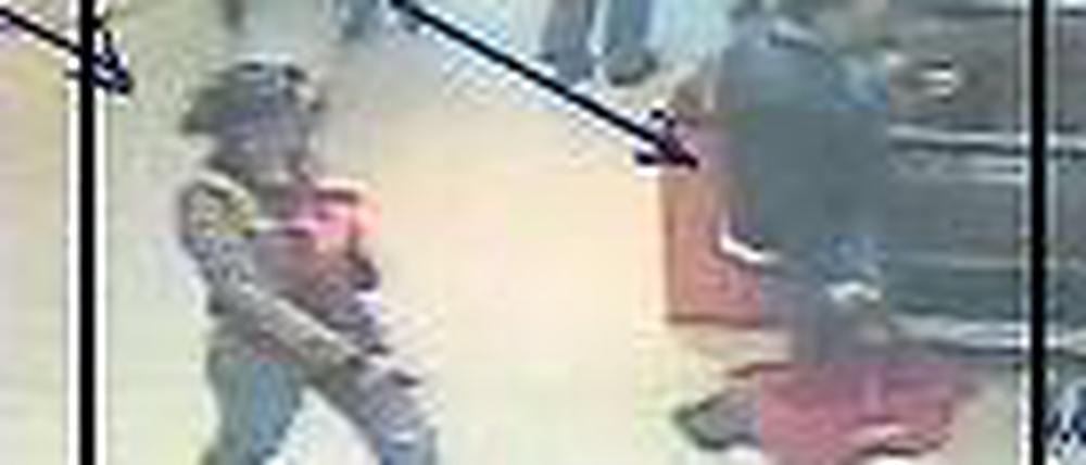 Verdächtig. Die Beiden sollen eine Handtasche geklaut haben.