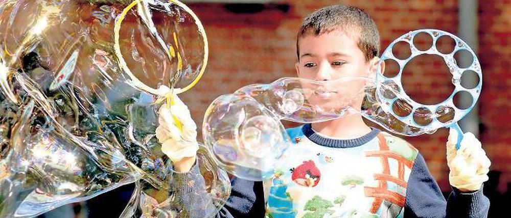 Am Tag eins nach ihrer Ankunft in Potsdam konnten Helfer einige Kinder schon ein wenig aufheitern, wie diesen Jungen mit Seifenblasen. Doch womöglich muss auch er schon bald wieder weiter.