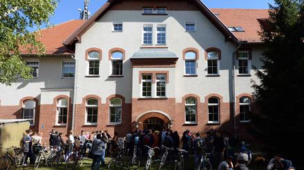 Flüchtlingsunterkunft in früheren Ministeriumsgebäuden in der Heinrich-Mann-Allee in Potsdam.