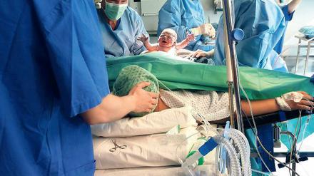 Chefarzt Bernd Köhler (2.v.l.) bringt am 10. September den kleinen Till zur Welt – seit Juli ist es bereits die 20. Kaisergeburt im Bergmann-Klinikum.