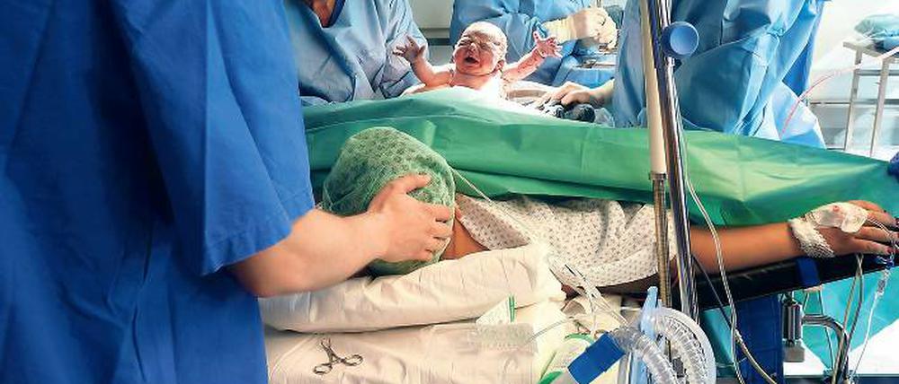 Chefarzt Bernd Köhler (2.v.l.) bringt am 10. September den kleinen Till zur Welt – seit Juli ist es bereits die 20. Kaisergeburt im Bergmann-Klinikum.