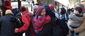 Flüchtlinge erreichen den Bahnhof Schönefeld. Die Zahl der Menschen, die in Brandenburg ankommen, steigen.