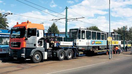 Verladen. Auf dem Betriebshof des Verkehrsbetriebs sind in dieser Woche die Tatras verladen worden. Sie werden nun von Hamburg aus ins mehr als 3000 Kilometer entfernte Alexandria verschifft. Dort sollen sie wieder zum Einsatz kommen. Verkauft werden die Wagen für einen „symbolischen Preis“, wie es heißt.