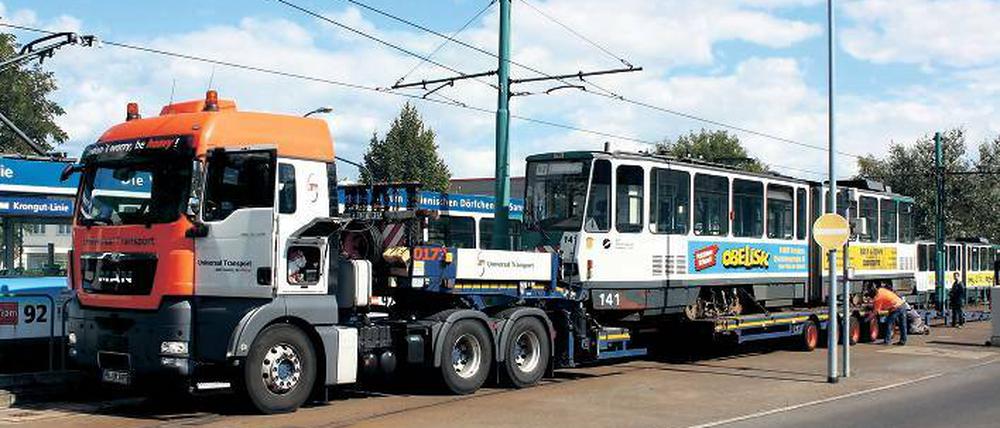 Verladen. Auf dem Betriebshof des Verkehrsbetriebs sind in dieser Woche die Tatras verladen worden. Sie werden nun von Hamburg aus ins mehr als 3000 Kilometer entfernte Alexandria verschifft. Dort sollen sie wieder zum Einsatz kommen. Verkauft werden die Wagen für einen „symbolischen Preis“, wie es heißt.