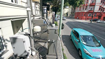 Zu viele Autoabgase. Die Luftverschmutzung in der Zeppelinstraße wird an dieser Messstation gegenüber der Stiftstraße registriert. In diesem Jahr werden europaweit verbindliche Grenzwerte aller Voraussicht nach wieder verletzt. Damit drohen Strafzahlungen, ebenso könnten Anwohner klagen.