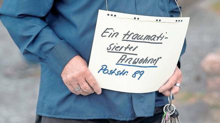 Am Gelände der Erstaufnahmestelle in Eisenhüttenstadt artikuliert ein Anwohner seinen Unmut, zur selben Zeit protestierten Rechtsextremisten.