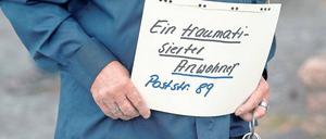 Am Gelände der Erstaufnahmestelle in Eisenhüttenstadt artikuliert ein Anwohner seinen Unmut, zur selben Zeit protestierten Rechtsextremisten.