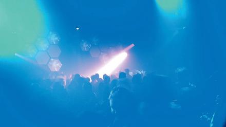 In der Partyzone. Vieles war möglich im Berlin der Wendezeit. Daran möchte eine neue Stadtführung nun erinnern. Natürlich fehlen auch das Berghain und das RAW-Gelände nicht auf der Tour.