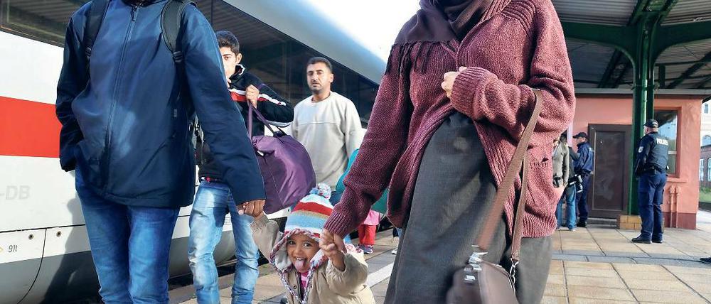 Aus Ungarn über München kamen rund 900 syrische Flüchtlinge mit einem Zug in der Erstaufnahmeeinrichtung in Eisenhüttenstadt an.