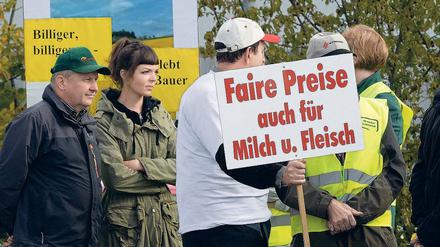 Mittel zum Leben. Landwirte protestierten vor der Lagerzentrale der Handelskette Aldi in Mittenwalde gegen den Preisdruck von Molkereien und Handel.
