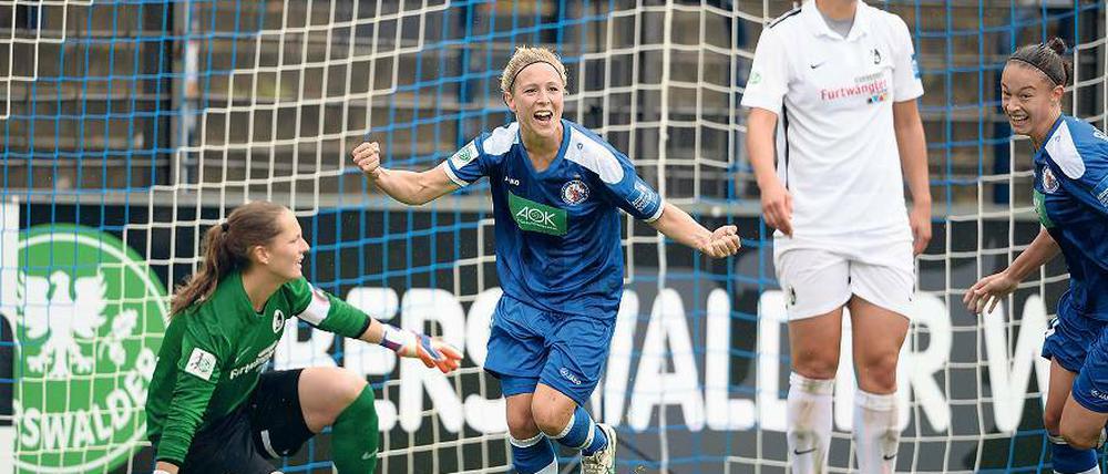 Svenja Huth in Jubellaune. Die Turbine-Stürmerin hatte einen Treffer angekündigt und traf schließlich auch zur 1:0-Führung gegen den SC Freiburg.