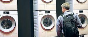 Fernseher, wohin man schaut. Die Funkausstellung macht es dem Laien nicht leicht, den Überblick oder gar Durchblick zu behalten. Mancherorts schaut man in die Röhre und wünscht sich, mal wieder ein gewöhnliches Buntwäscheprogramm zu sehen.