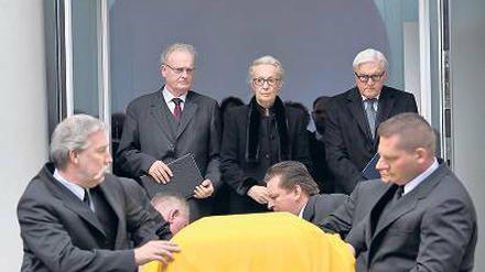 Letztes Geleit. Pfarrer Friedrich Schorlemmer und Außenminister Frank-Walter Steinmeier (rechts) begleiten Bahrs Witwe, Adelheid Bonnemann-Böhne.