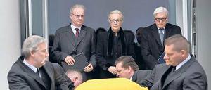 Letztes Geleit. Pfarrer Friedrich Schorlemmer und Außenminister Frank-Walter Steinmeier (rechts) begleiten Bahrs Witwe, Adelheid Bonnemann-Böhne.
