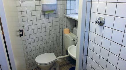 Weiße Kacheln. Die Toilette für alle ist eher schlicht gehalten.