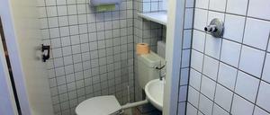 Weiße Kacheln. Die Toilette für alle ist eher schlicht gehalten.