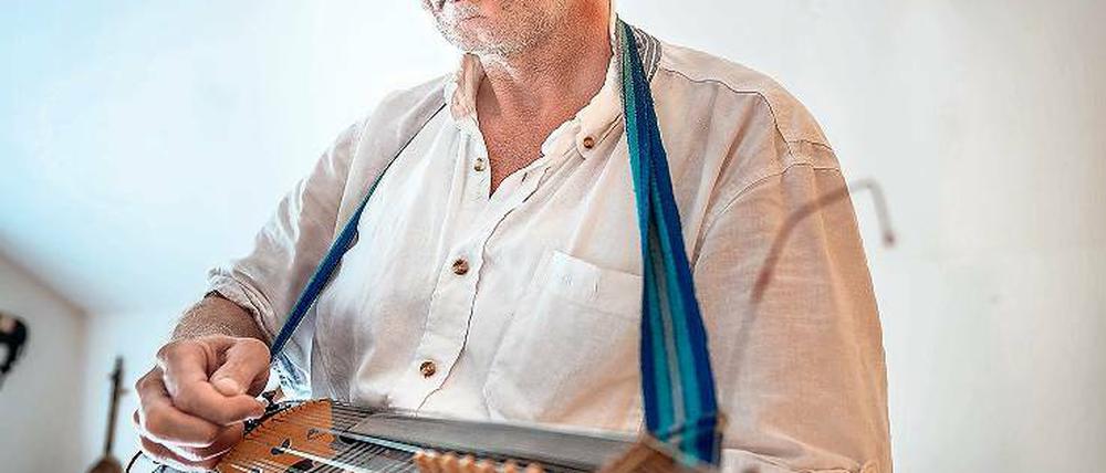 Gibt den Ton an. Jürgen Motog arbeitet als Klangtherapeut im Caputher „Haus der Klänge“.