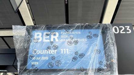 Bodenständig. 1190 Tage sind seit dem verpassten Eröffnungstermin im Juni 2012 vergangen. Seither haben sich mit den Aufgaben an der vermurksten Baustelle eine Menge Fragen aufgetürmt, die der parlamentarische Untersuchungsausschuss klären will.