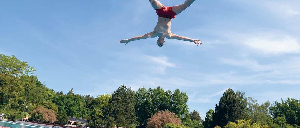 Eintauchen nur im Sommer. Die Saison im Freibad Kiebitzberge ist Ende des Monats vorbei. Laut Markus Schmidt ist eine mögliche Überdachung des Bades, mit der zwei Monate länger geöffnet bleiben könnte, nicht zu realisieren. Das Bad erwartet in diesem Jahr eine Rekordsaison, es gab bereits 93 000 Besucher.