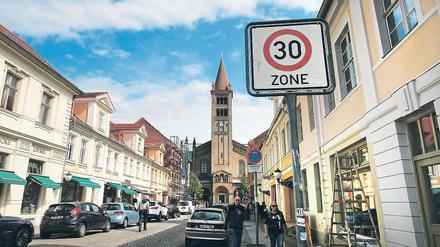 Mehr Platz für Fußgänger. Bis zum Bassinplatz könnte künftig die Fußgängerzone in der Brandenburger Straße reichen. Das prüft derzeit die Stadtverwaltung. Eine autofreie Innenstadt soll es jedoch auch künftig nicht geben.