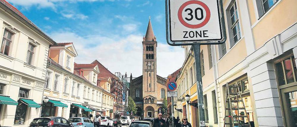Mehr Platz für Fußgänger. Bis zum Bassinplatz könnte künftig die Fußgängerzone in der Brandenburger Straße reichen. Das prüft derzeit die Stadtverwaltung. Eine autofreie Innenstadt soll es jedoch auch künftig nicht geben.