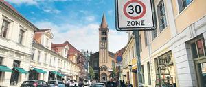 Mehr Platz für Fußgänger. Bis zum Bassinplatz könnte künftig die Fußgängerzone in der Brandenburger Straße reichen. Das prüft derzeit die Stadtverwaltung. Eine autofreie Innenstadt soll es jedoch auch künftig nicht geben.