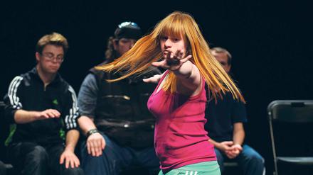 Behinderung spielt hier keine Rolle. Julia Häusermann performt „They don’t care about us“ von Michael Jackson und bringt damit den Saal zum Toben. In der Inszenierung von Choreograph Jérôme Bel zählt nur die Freude an der Musik und an der Bewegung.