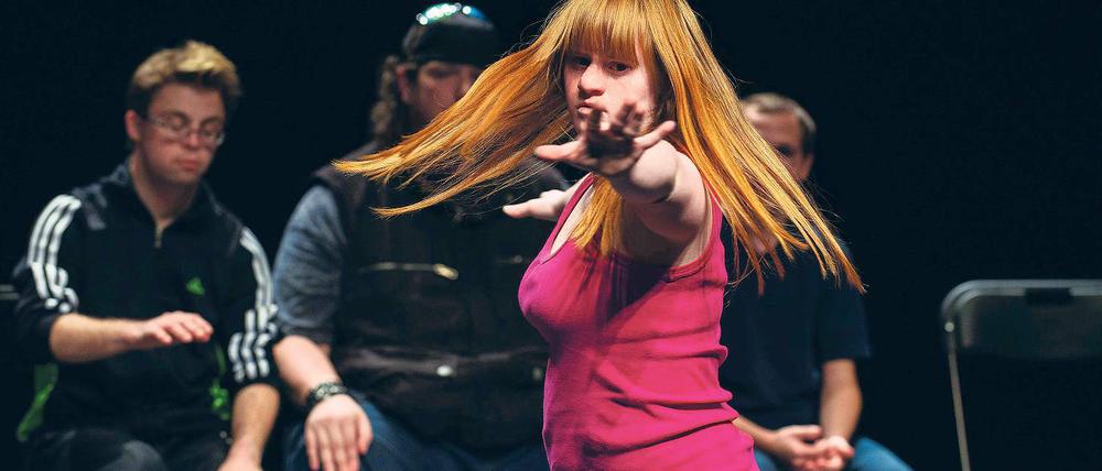Behinderung spielt hier keine Rolle. Julia Häusermann performt „They don’t care about us“ von Michael Jackson und bringt damit den Saal zum Toben. In der Inszenierung von Choreograph Jérôme Bel zählt nur die Freude an der Musik und an der Bewegung.