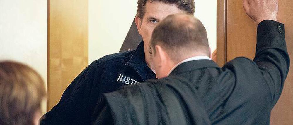 Tot wegen 800 Euro. Der Anwalt (v.) des 38-Jährigen spricht mit einem Justizmitarbeiter, damit dieser den Angeklagten unsichtbar für die Fotografen und Kamerateams erst wenige Sekunden vor Verhandlungsbeginn in den Saal führt.