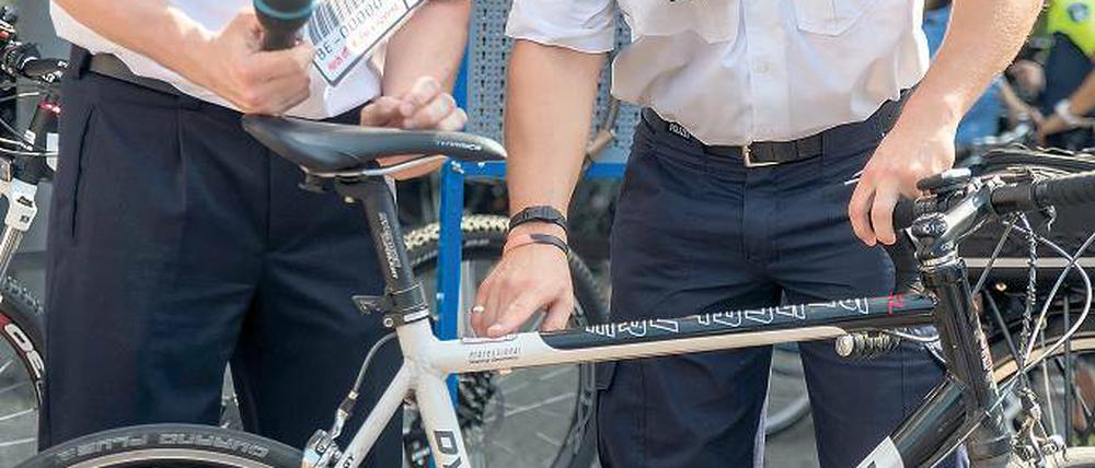 Unsicher. Polizeipräsident Klaus Kandt (l.) stellte den neuen Diebstahlschutz für Fahrräder am eigenen Rad vor – das hatte weder Licht noch Reflektoren.