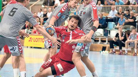 Er will sich durchtanken. Christian Schwarz ist einer von zwei Neuzugängen beim Handballdrittligisten 1. VfL Potsdam. Der Kreisläufer ließ sich auch am vergangenen Dienstag von den Profis der Füchse Berlin ungern aufhalten.
