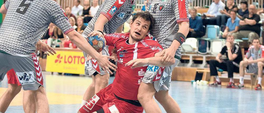 Er will sich durchtanken. Christian Schwarz ist einer von zwei Neuzugängen beim Handballdrittligisten 1. VfL Potsdam. Der Kreisläufer ließ sich auch am vergangenen Dienstag von den Profis der Füchse Berlin ungern aufhalten.
