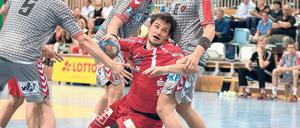 Er will sich durchtanken. Christian Schwarz ist einer von zwei Neuzugängen beim Handballdrittligisten 1. VfL Potsdam. Der Kreisläufer ließ sich auch am vergangenen Dienstag von den Profis der Füchse Berlin ungern aufhalten.