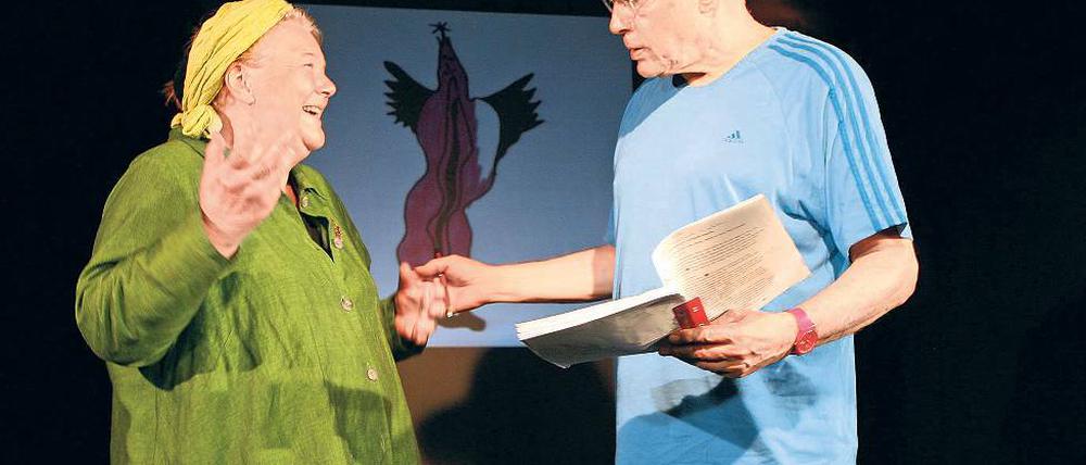 Schauspielerin Christiane Ziehl und Regisseur Rosa von Praunheim würden sich freuen, wenn die Altersheime ihre Bewohner in das Stück „Nacktbadestrand“ schickten.