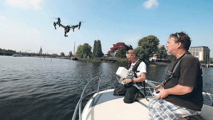 Heimatfilmer. Marco Gomille und Thomas Reinke (v.l.) schickten am Dienstag an der Schiffbauergasse eine Drohne über die Havel. Die Aufnahmen fließen in eine DVD über den Brandenburger Fluss – mit Musik vom Filmorchester Babelsberg, und zwar der neuen „Havelsinfonie“ von Marian Lux.