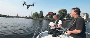 Heimatfilmer. Marco Gomille und Thomas Reinke (v.l.) schickten am Dienstag an der Schiffbauergasse eine Drohne über die Havel. Die Aufnahmen fließen in eine DVD über den Brandenburger Fluss – mit Musik vom Filmorchester Babelsberg, und zwar der neuen „Havelsinfonie“ von Marian Lux.