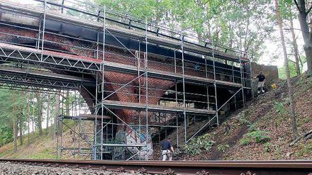 Wieder saniert. Die Brücke über die Bahngleise im Beelitzer Norden.