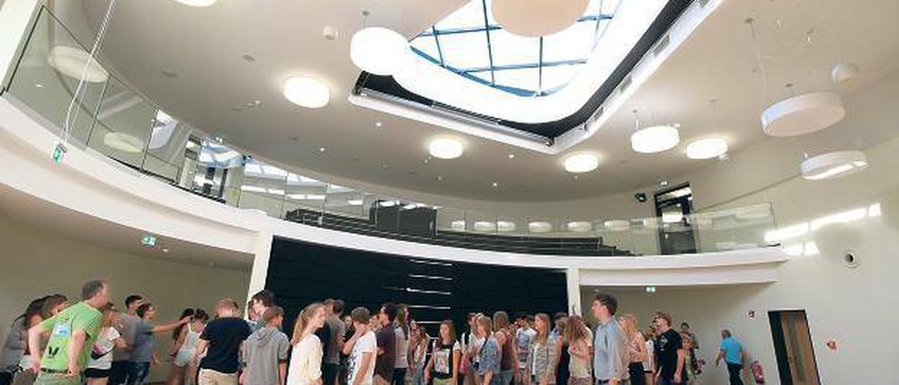 Von oben erleuchtet. Schüler im Neubau des Humboldt-Gymnasiums.