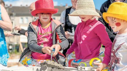 Die künftigen Nutzer des Horts packten bei der Grundsteinlegung in der Stubenrauch-Grundschule in Teltow fröhlich mit an.