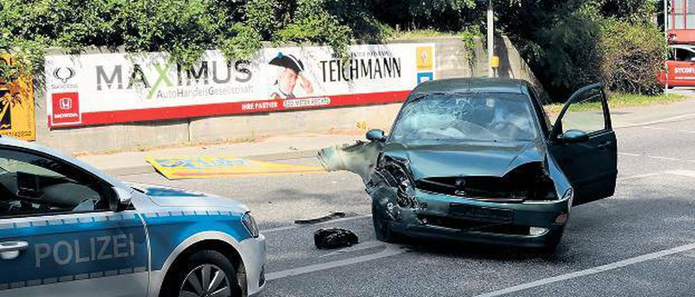 Abgeprallt. Das Auto fuhr gegen die Mauer und schleuderte auf die Straße.