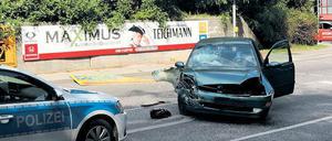 Abgeprallt. Das Auto fuhr gegen die Mauer und schleuderte auf die Straße.