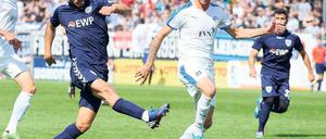 Andis Shala sendet den Ball Richtung Wacker-Tor, dessen Keeper Tino Berbig keine Probleme hat, den Schuss abzuwehren.
