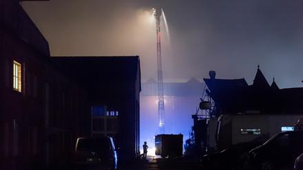 Erst nach fünf Stunden war der Großbrand in Babelsberg gelöscht.