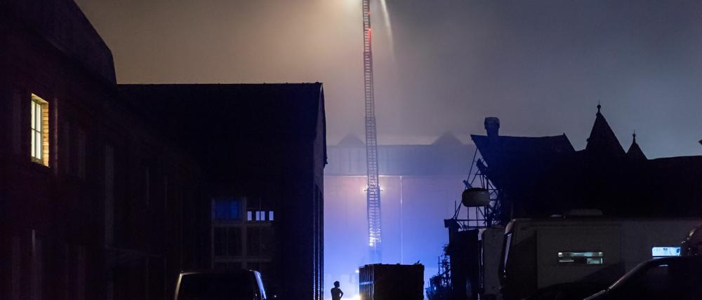 Erst nach fünf Stunden war der Großbrand in Babelsberg gelöscht.