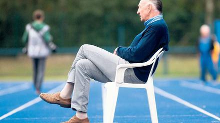 Für seine letzte Saison will es sich Bernd Schröder auf dem Trainerstuhl beim 1. FFC Turbine Potsdam einrichten – allerdings alles andere als bequem.