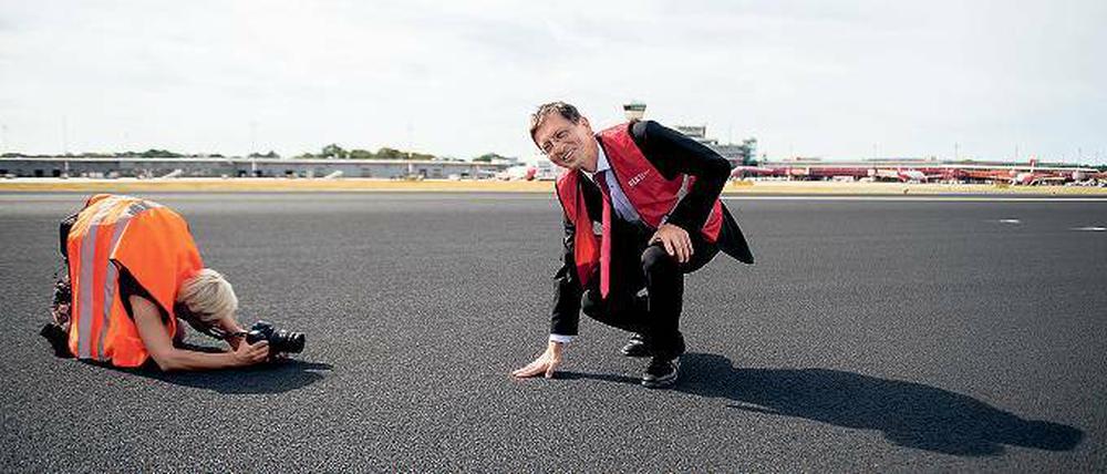 Fühlt sich gut an. Christian Gaebler (SPD) tätschelt die Landebahn in Tegel.