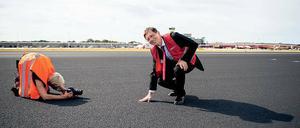 Fühlt sich gut an. Christian Gaebler (SPD) tätschelt die Landebahn in Tegel.