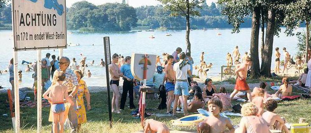 Früher warnte das Schild "In 170 m endet West-Berlin", am anderen Ufer des Groß Glienicker Sees sind die Grenzbefestigungen.
