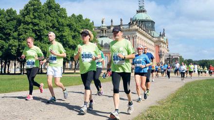 Für jeden Läufer, der wie hier beim Potsdamer Schlösserlauf ins Ziel kommt, muss der Veranstalter künftig 50 Cent zahlen.