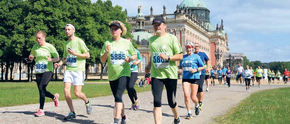 Für jeden Läufer, der wie hier beim Potsdamer Schlösserlauf ins Ziel kommt, muss der Veranstalter künftig 50 Cent zahlen.